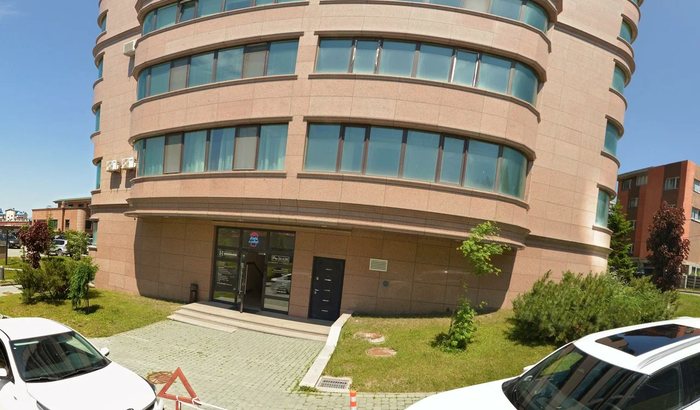 Вход в Coffee Rose — здесь забираете готовые магниты